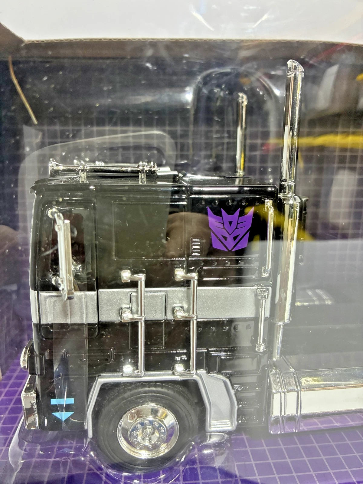 Transformers G1 Decepticon Nemesis Prime 1:24 Scale Diecast — Hollywood Rides — Jada Toys — with Robot on Chassis